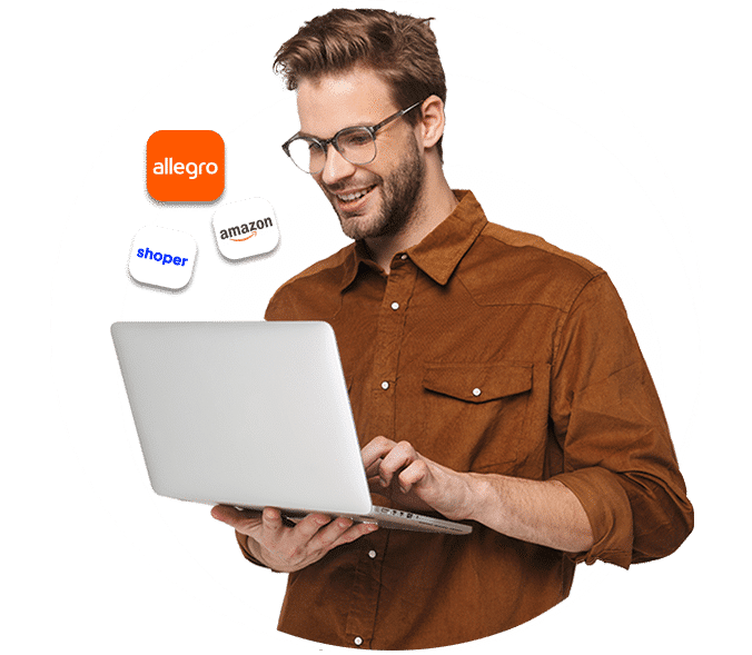 Mężczyzna z laptopem korzystający z integracji z e-commerce na platformach Allegro, Amazon i Shoper.